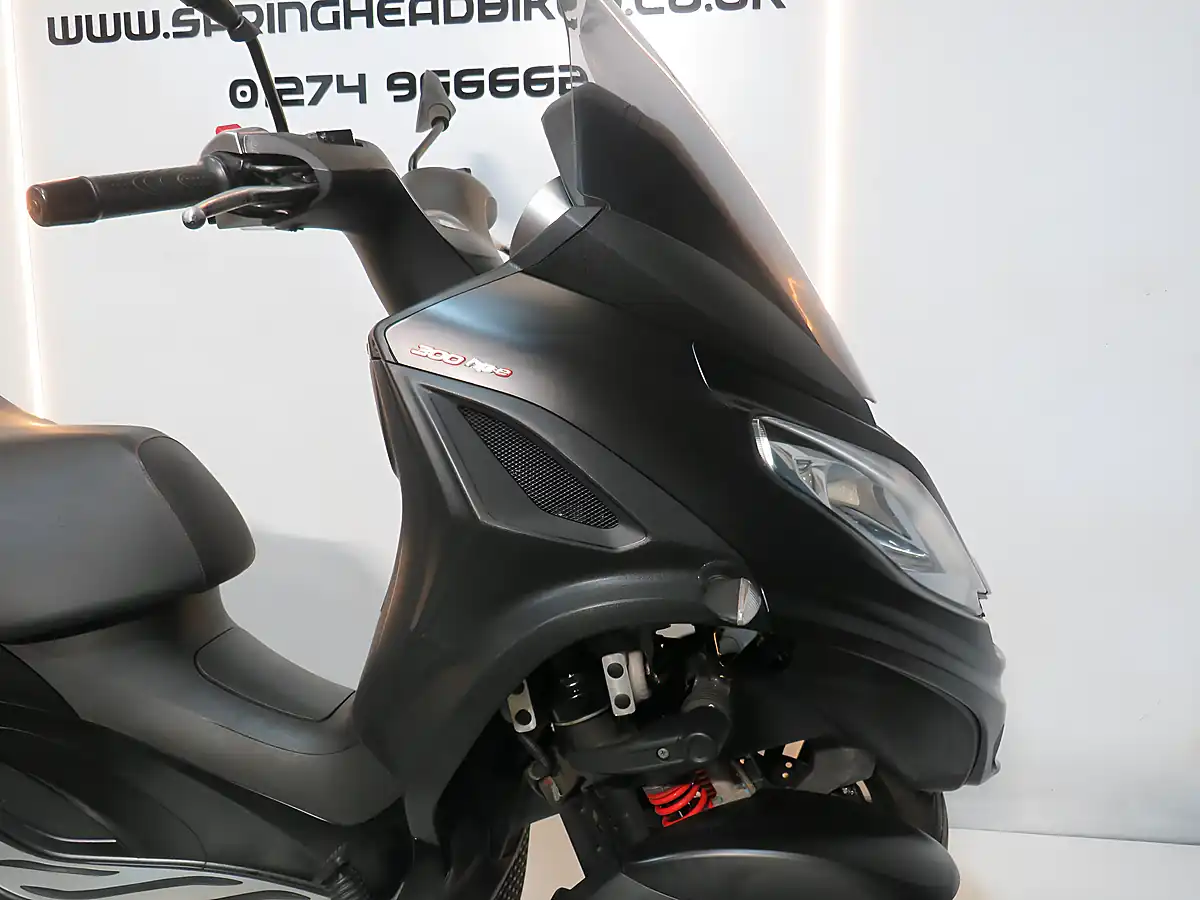 Used 2020 Piaggio MP3 300 Sport Black - Interior and Exterior details 17