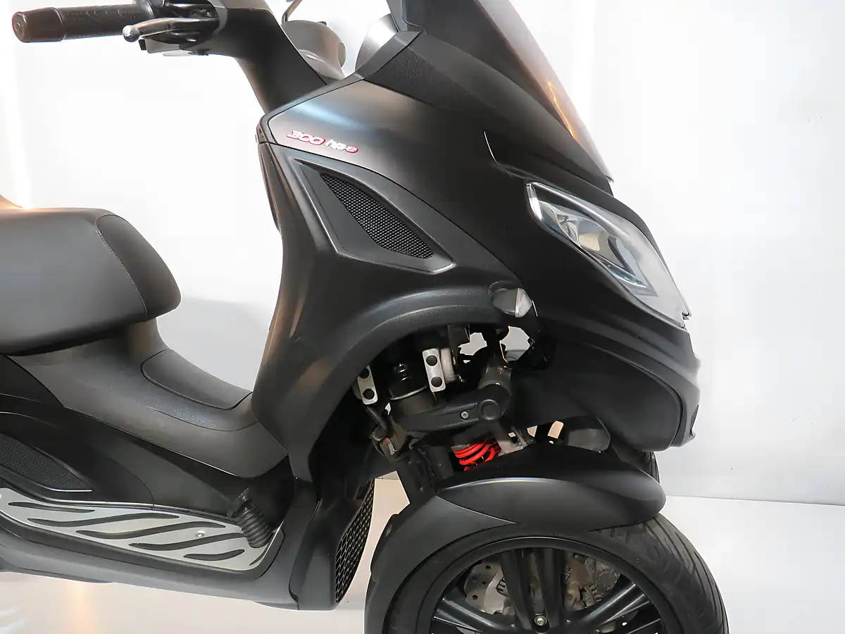 Used 2020 Piaggio MP3 300 Sport Black - Interior and Exterior details 18