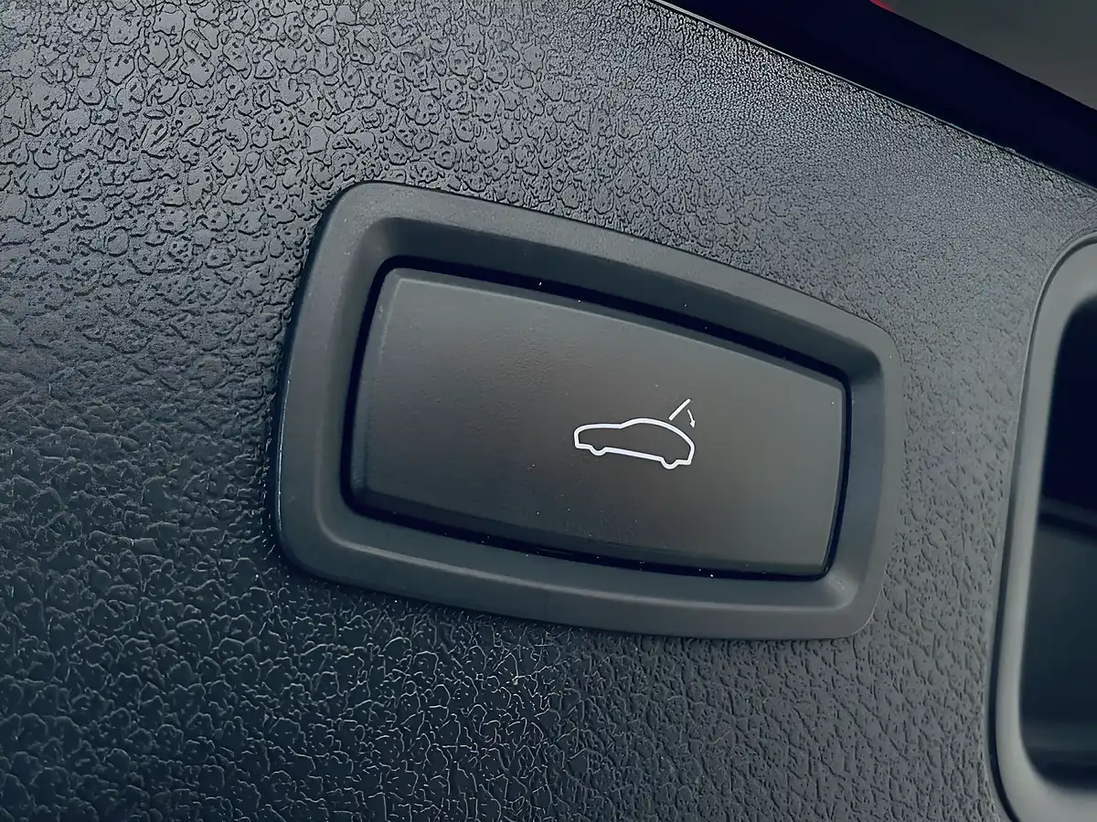 Used 2020 Porsche Macan S Black - Interior and Exterior details 14