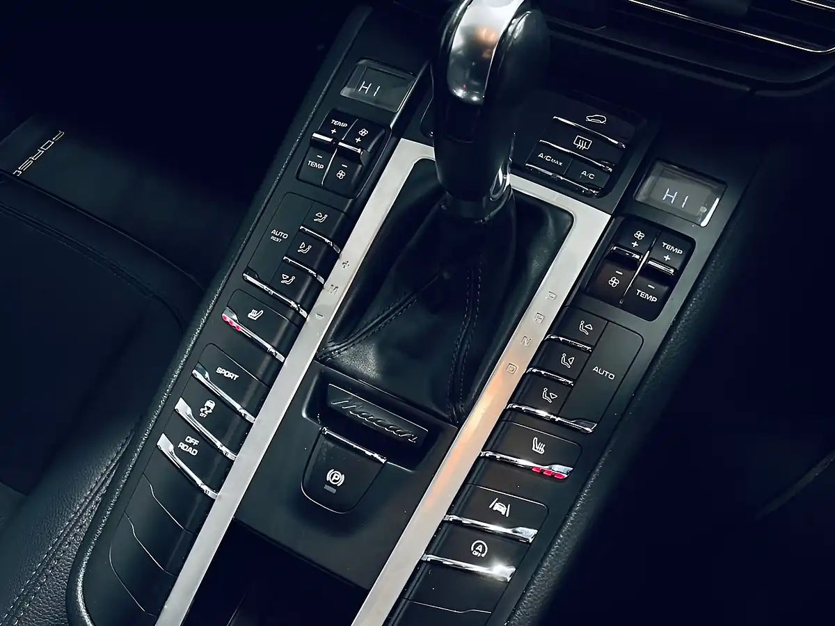 Used 2020 Porsche Macan S Sapphire Blue - Interior and Exterior details 13