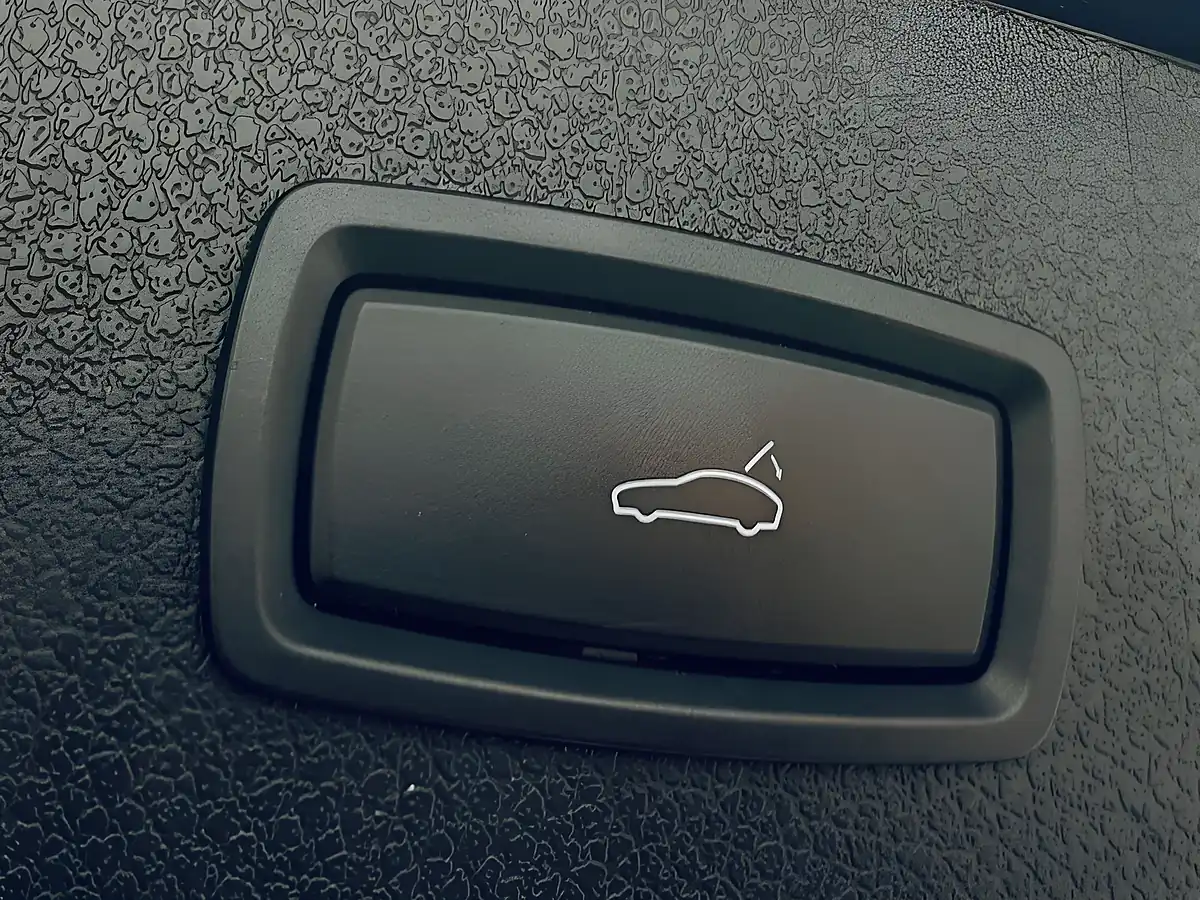 Used 2020 Porsche Macan S Sapphire Blue - Interior and Exterior details 14