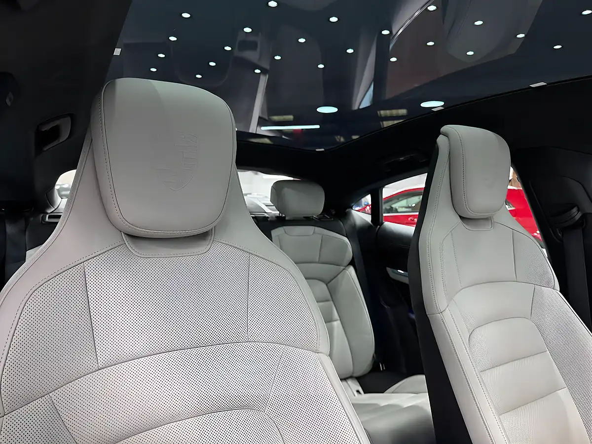 Used 2020 Porsche Taycan Performance Plus Blue - Interior and Exterior details 10