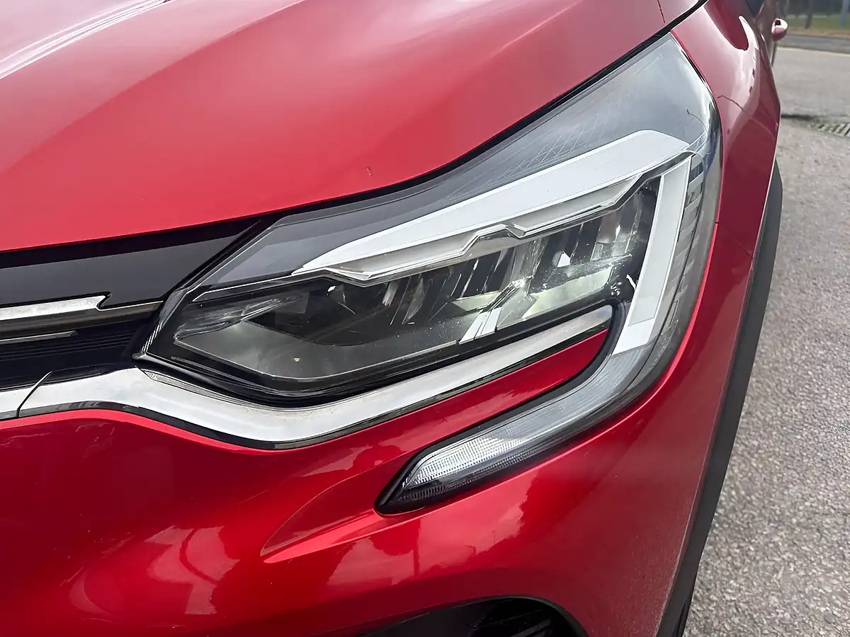 Used 2020 Renault Captur Iconic Red - Interior and Exterior details 18