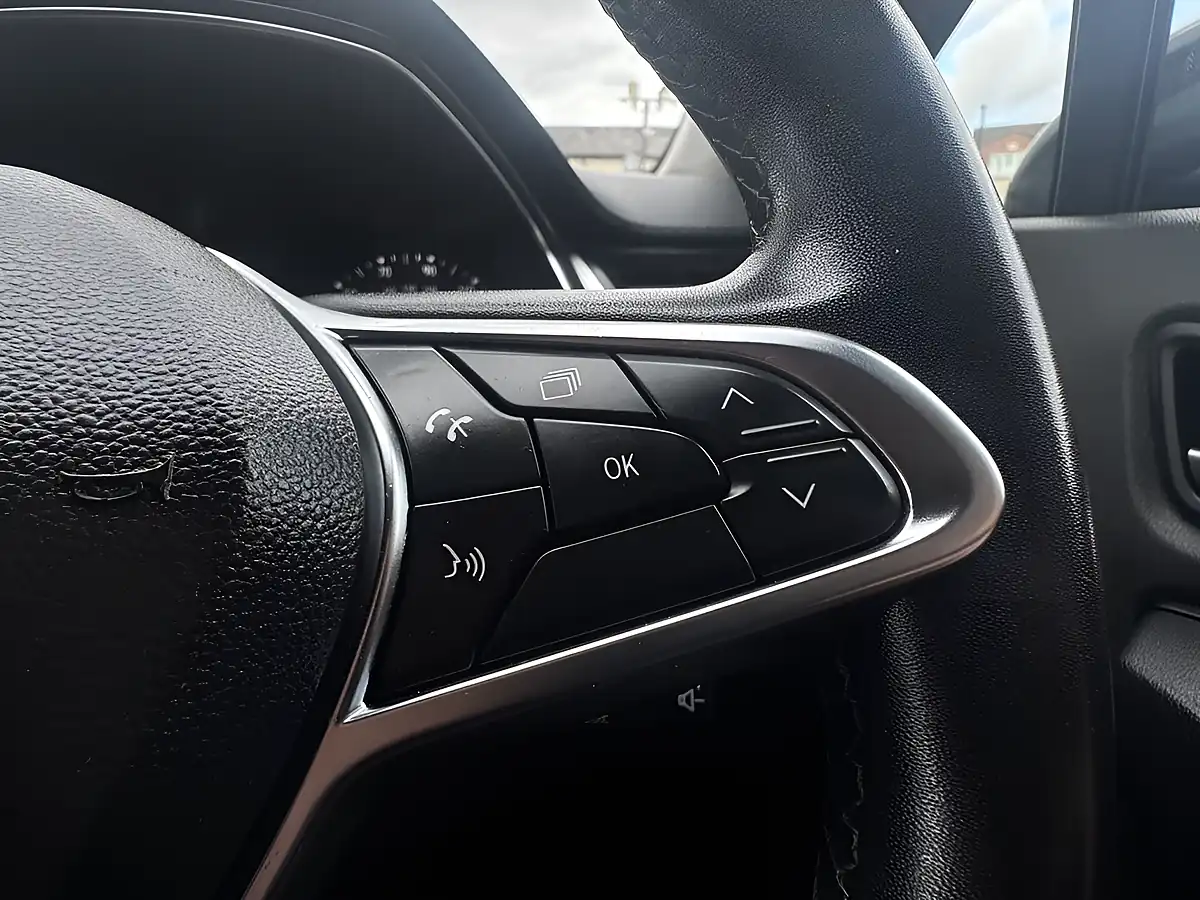 Used 2020 Renault Captur Iconic Red - Interior and Exterior details 12