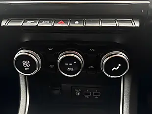 Used 2020 Renault Captur Iconic Red - Interior and Exterior details 14