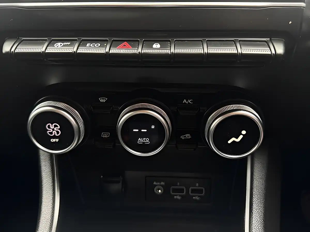 Used 2020 Renault Captur Iconic Red - Interior and Exterior details 14