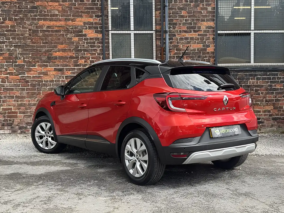 Used 2020 Renault Captur Iconic Red - Interior and Exterior details 4