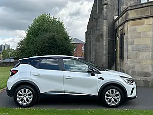 Used 2020 Renault Captur Iconic White - Interior and Exterior details 4