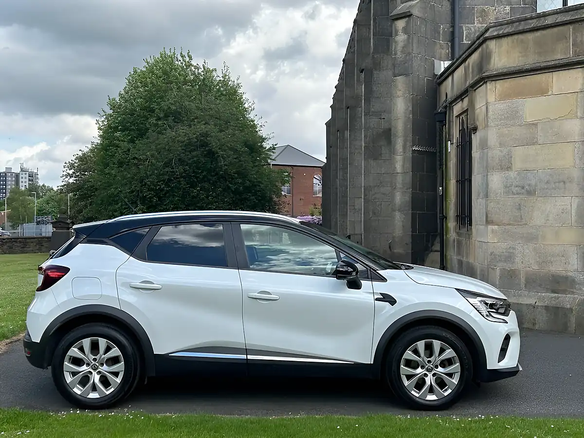 Used 2020 Renault Captur Iconic White - Interior and Exterior details 4