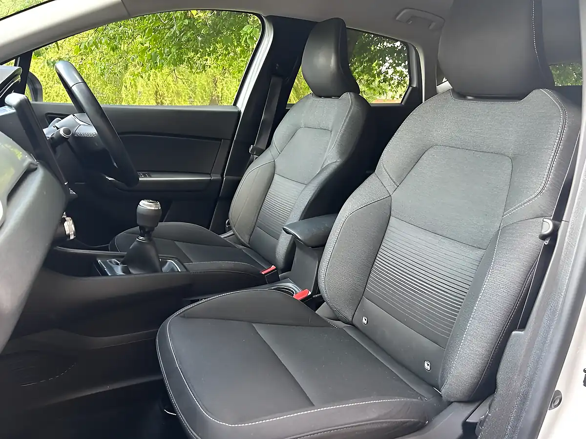 Used 2020 Renault Captur Iconic White - Interior and Exterior details 7