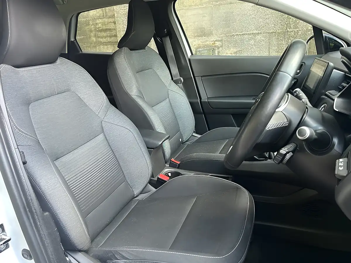 Used 2020 Renault Captur Iconic White - Interior and Exterior details 8