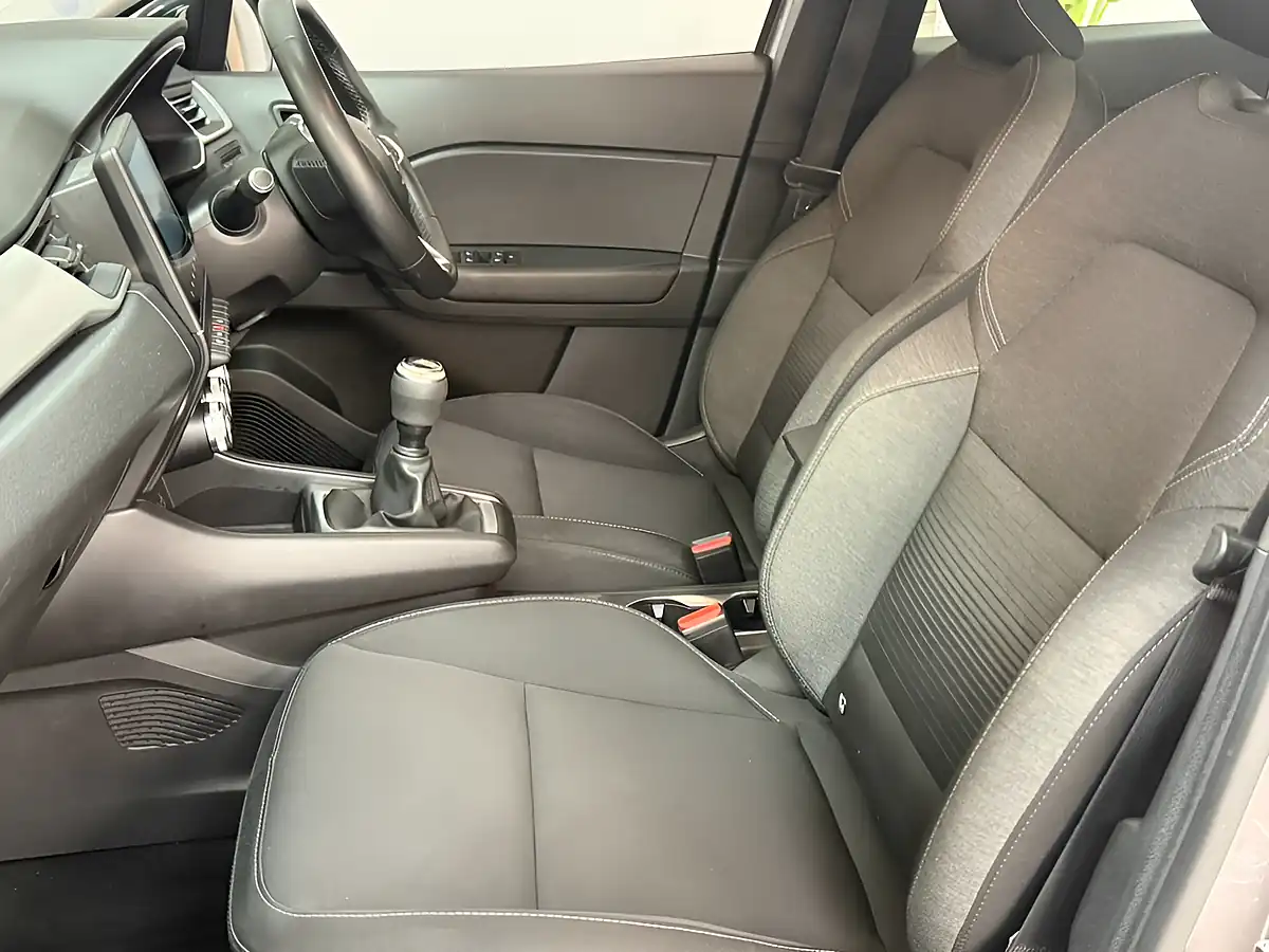 Used 2020 Renault Captur Play Grey - Interior and Exterior details 4