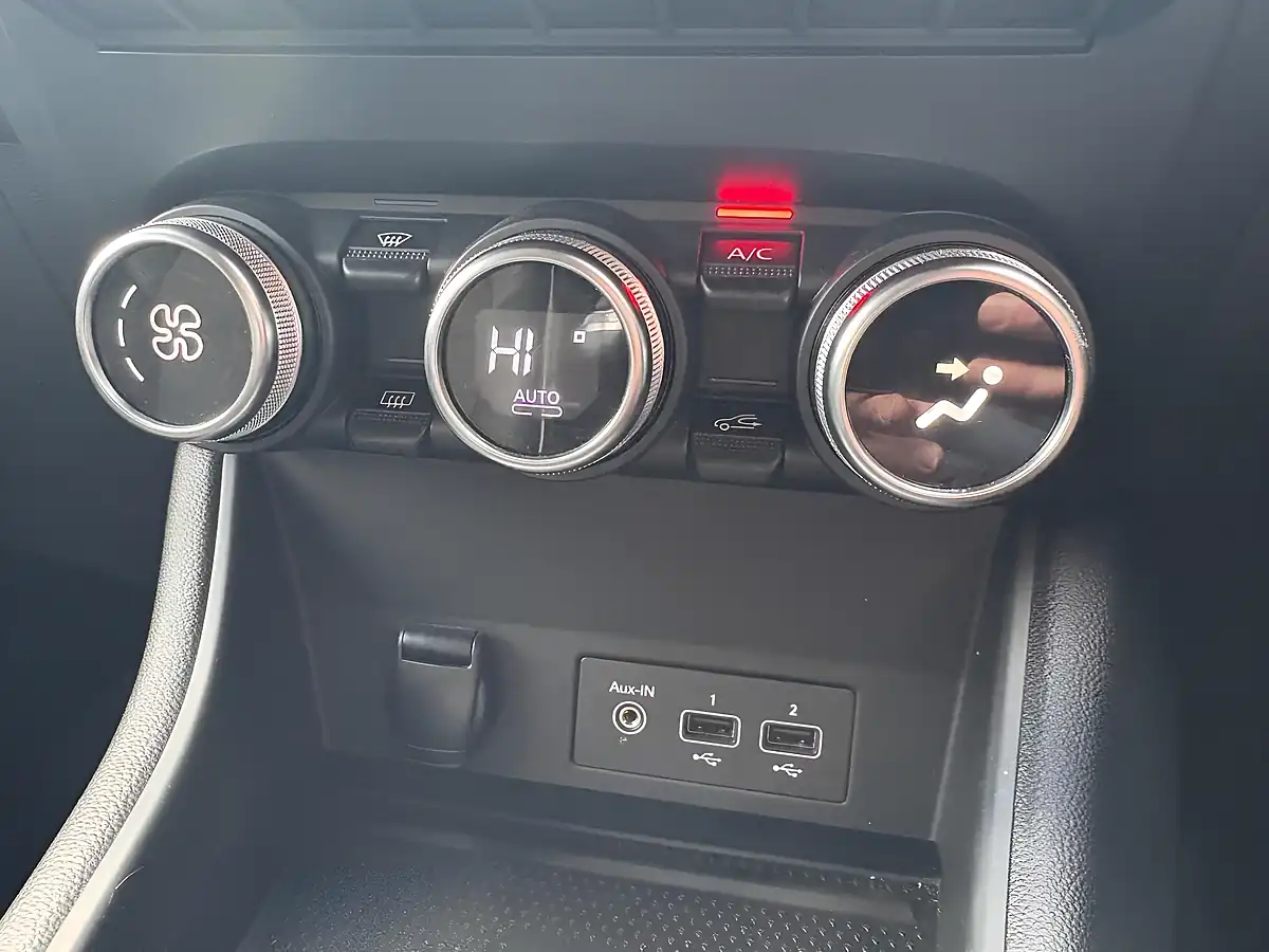Used 2020 Renault Captur S Edition Orange - Interior and Exterior details 16