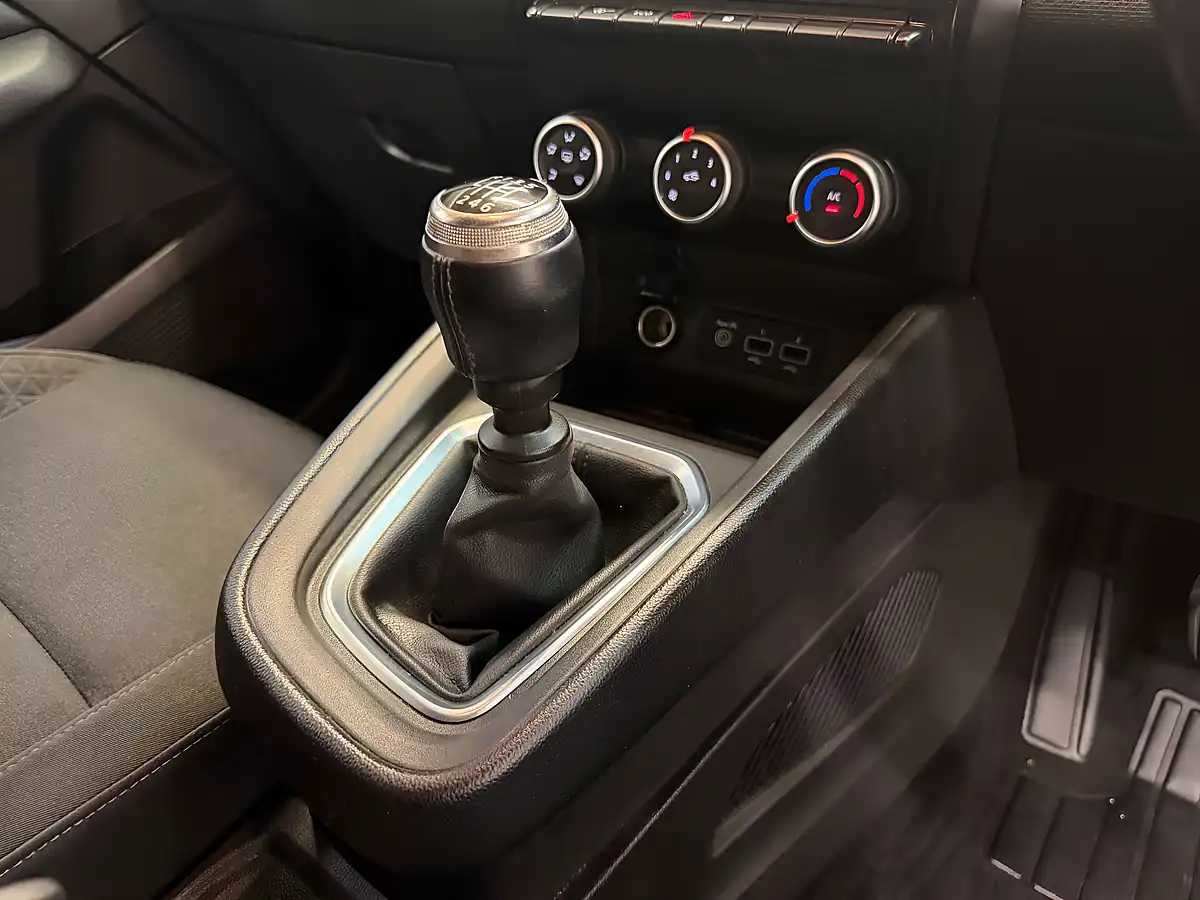 Used 2020 Renault Clio Iconic Blue Glacier White - Interior and Exterior details 17