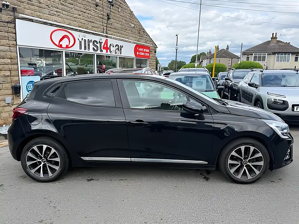 Used 2020 Renault Clio Iconic Bose Diamond Black - Interior and Exterior details 8