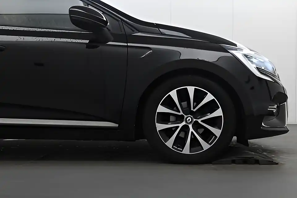 Used 2020 Renault Clio Iconic Diamond Black - Interior and Exterior details 13