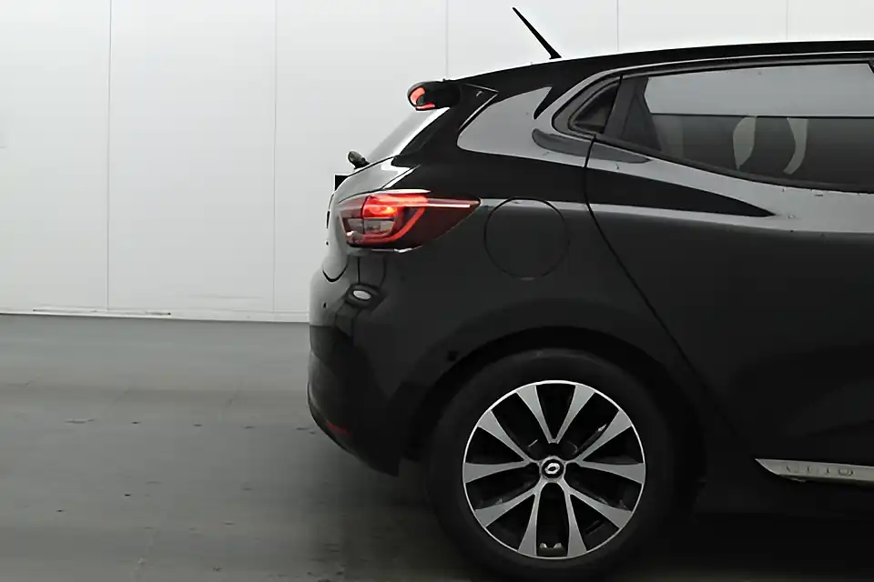 Used 2020 Renault Clio Iconic Diamond Black - Interior and Exterior details 15