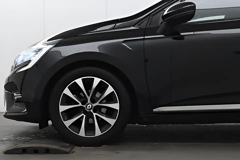 Used 2020 Renault Clio Iconic Diamond Black - Interior and Exterior details 7