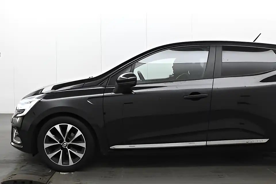 Used 2020 Renault Clio Iconic Diamond Black - Interior and Exterior details 8