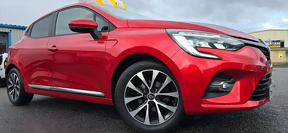 Used 2020 Renault Clio Iconic Red - Interior and Exterior details 8