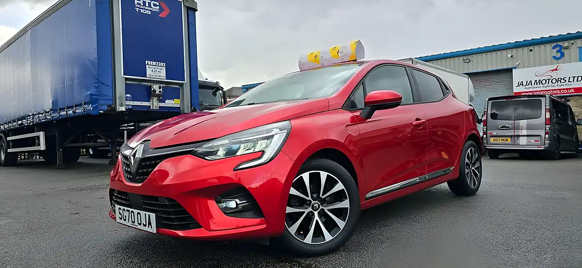 Used 2020 Renault Clio Iconic Red - Interior and Exterior details 9