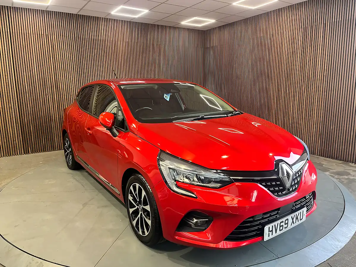 Used 2020 Renault Clio Iconic Red - Front View