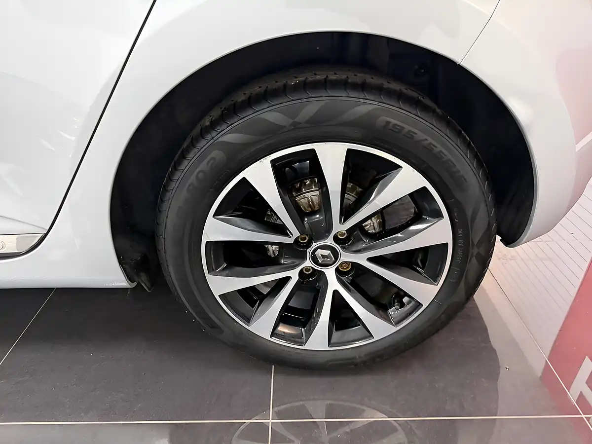 Used 2020 Renault Clio Iconic Silver - Interior and Exterior details 10