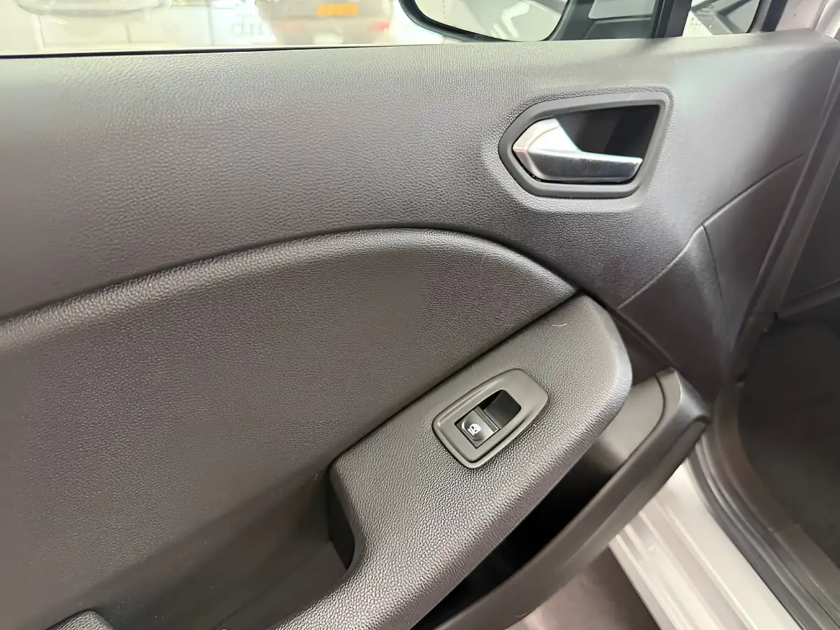 Used 2020 Renault Clio Iconic Silver - Interior and Exterior details 14