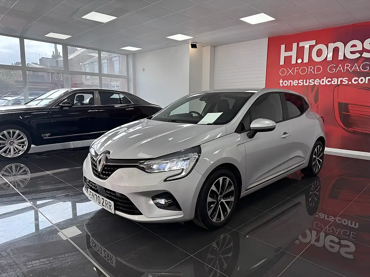 Used 2020 Renault Clio Iconic Silver - Interior and Exterior details 17