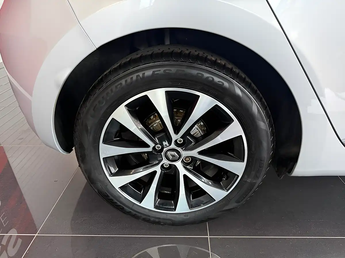 Used 2020 Renault Clio Iconic Silver - Interior and Exterior details 3