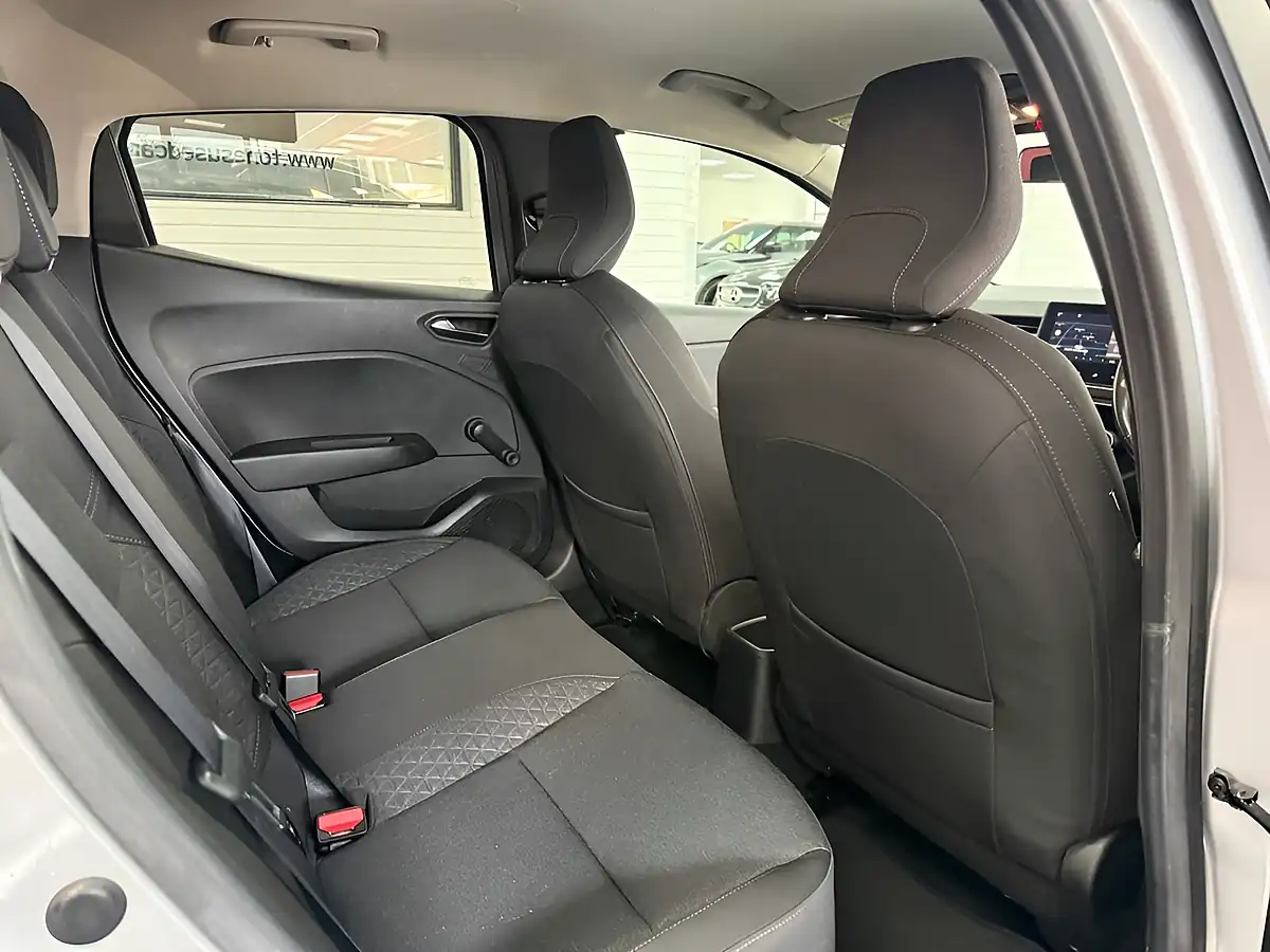 Used 2020 Renault Clio Iconic Silver - Interior and Exterior details 4