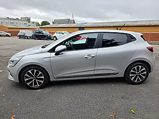 Used 2020 Renault Clio Iconic Silver - Interior and Exterior details 13