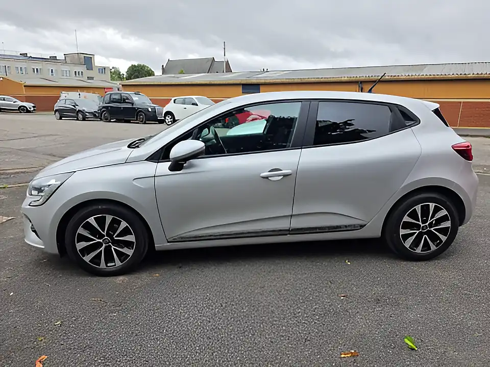 Used 2020 Renault Clio Iconic Silver - Interior and Exterior details 13