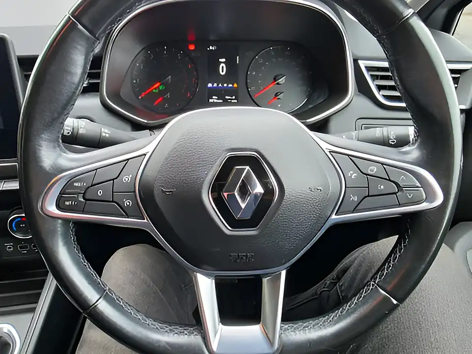 Used 2020 Renault Clio Iconic Silver - Interior and Exterior details 20