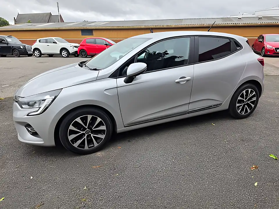 Used 2020 Renault Clio Iconic Silver - Interior and Exterior details 5