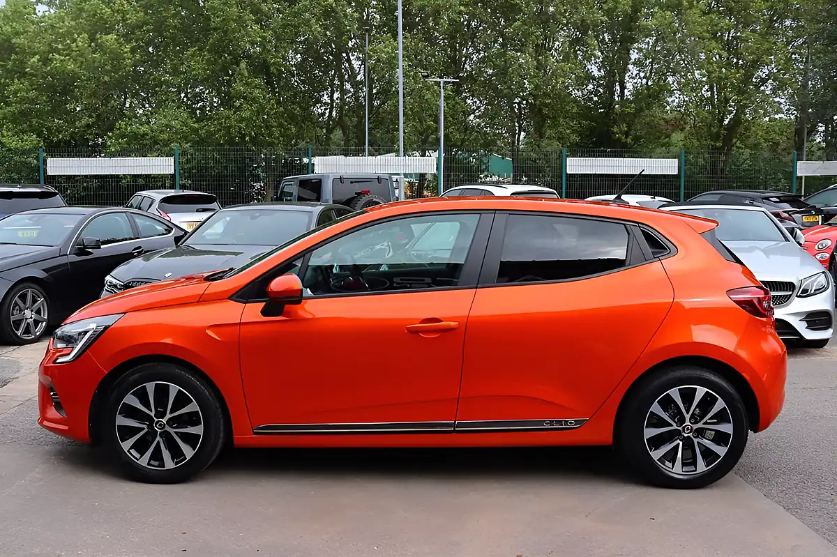 Used 2020 Renault Clio Iconic Valencia Orange - Interior and Exterior details 20