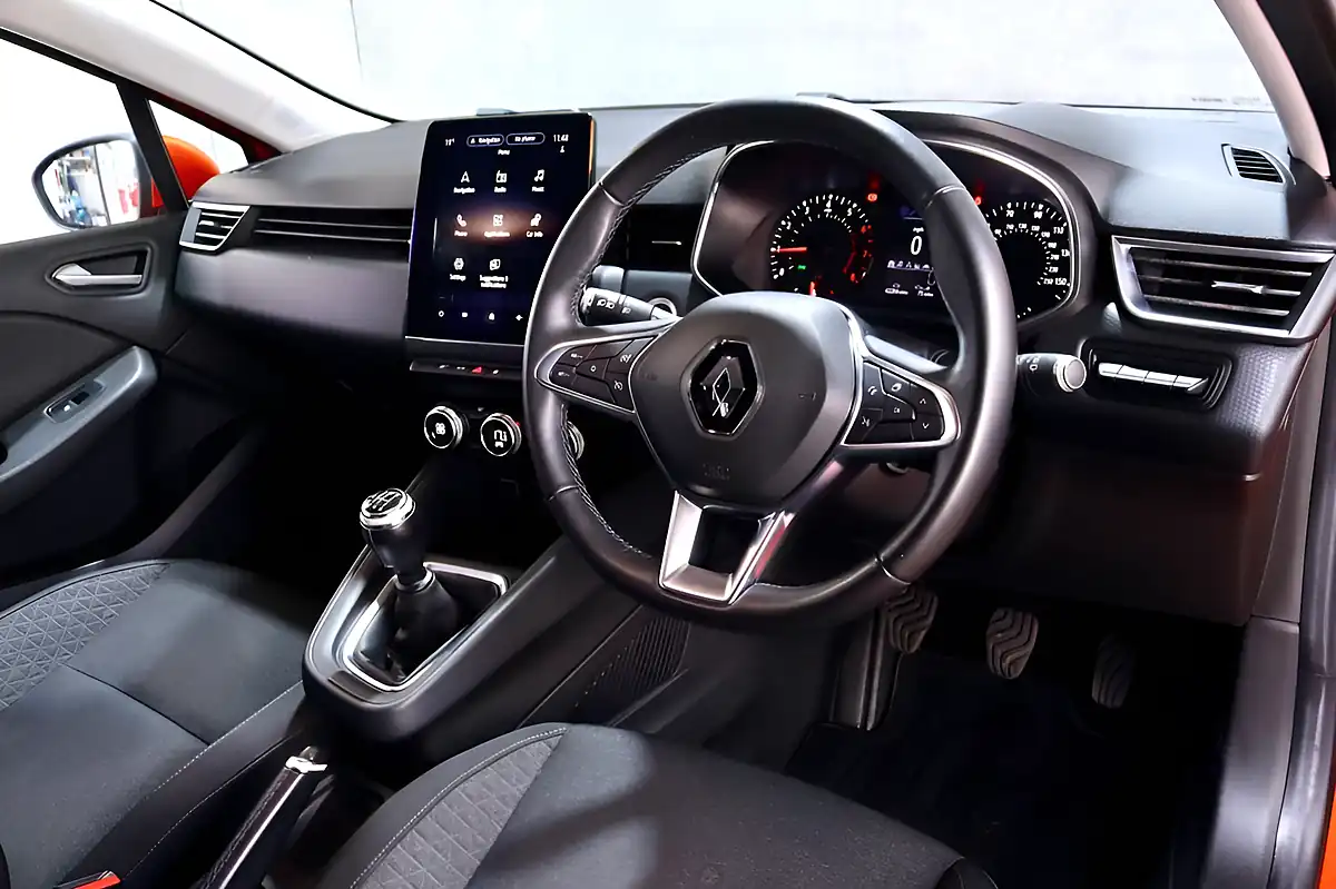Used 2020 Renault Clio Iconic Valencia Orange - Interior and Exterior details 3