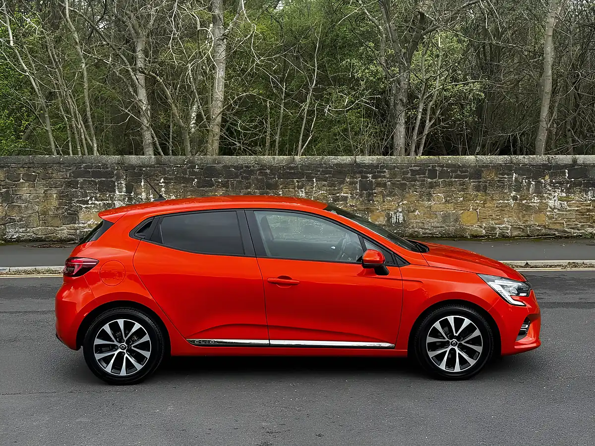 Used 2020 Renault Clio Iconic Valencia Orange - Interior and Exterior details 11