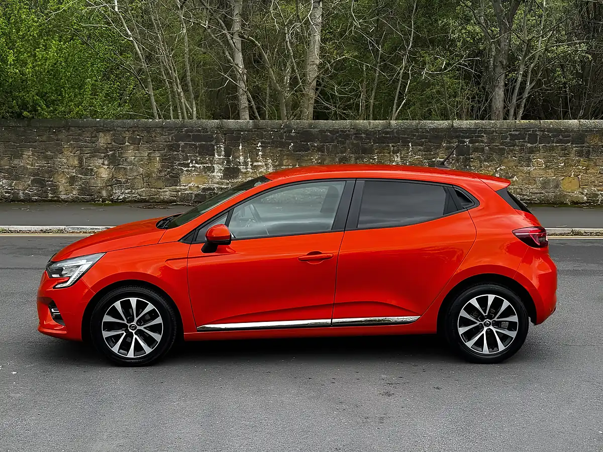 Used 2020 Renault Clio Iconic Valencia Orange - Interior and Exterior details 13