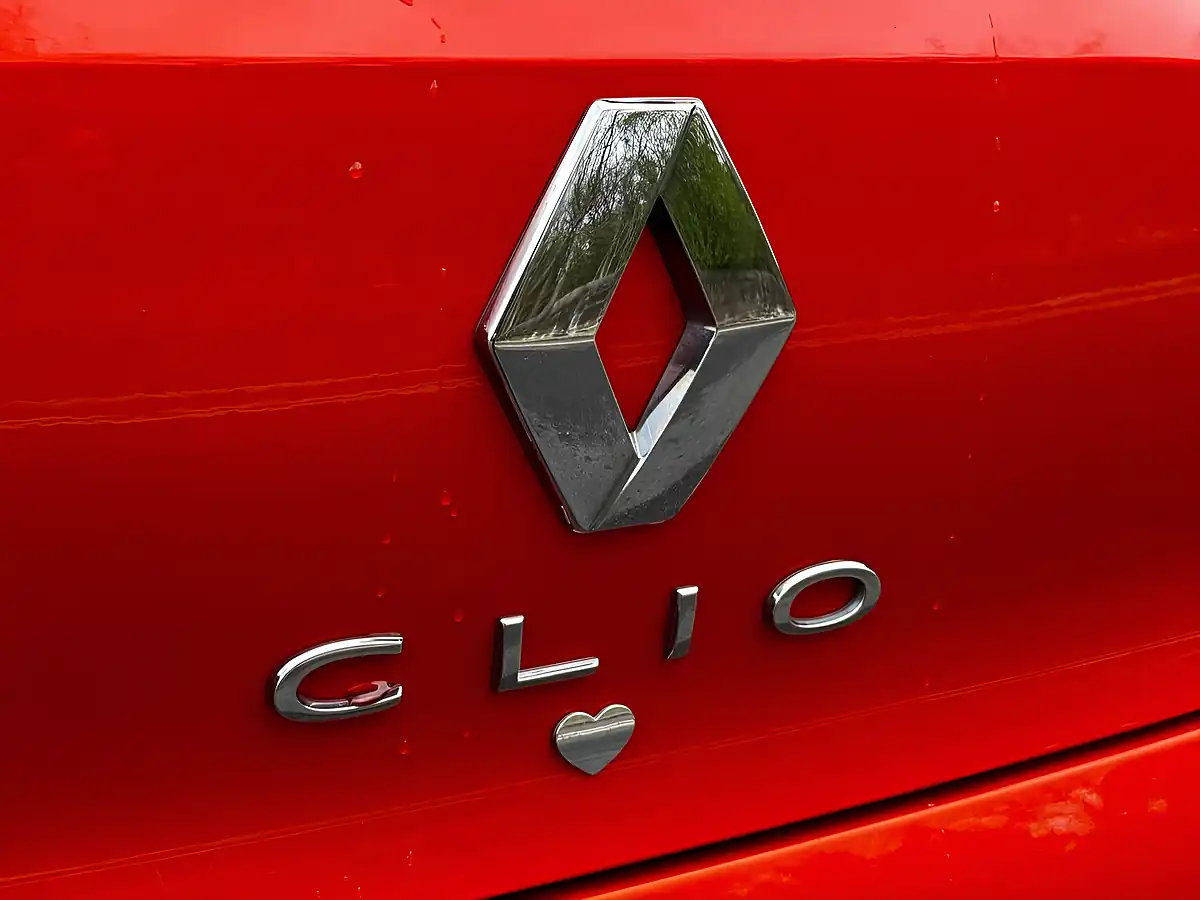 Used 2020 Renault Clio Iconic Valencia Orange - Interior and Exterior details 17