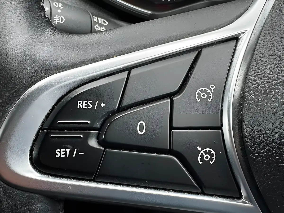 Used 2020 Renault Clio Iconic Valencia Orange - Interior and Exterior details 18