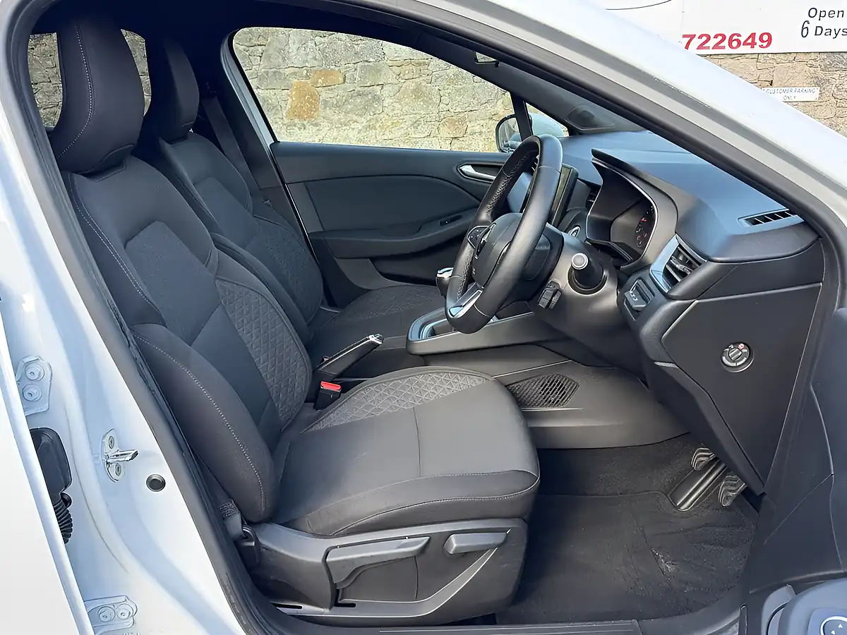 Used 2020 Renault Clio Iconic White - Interior and Exterior details 5