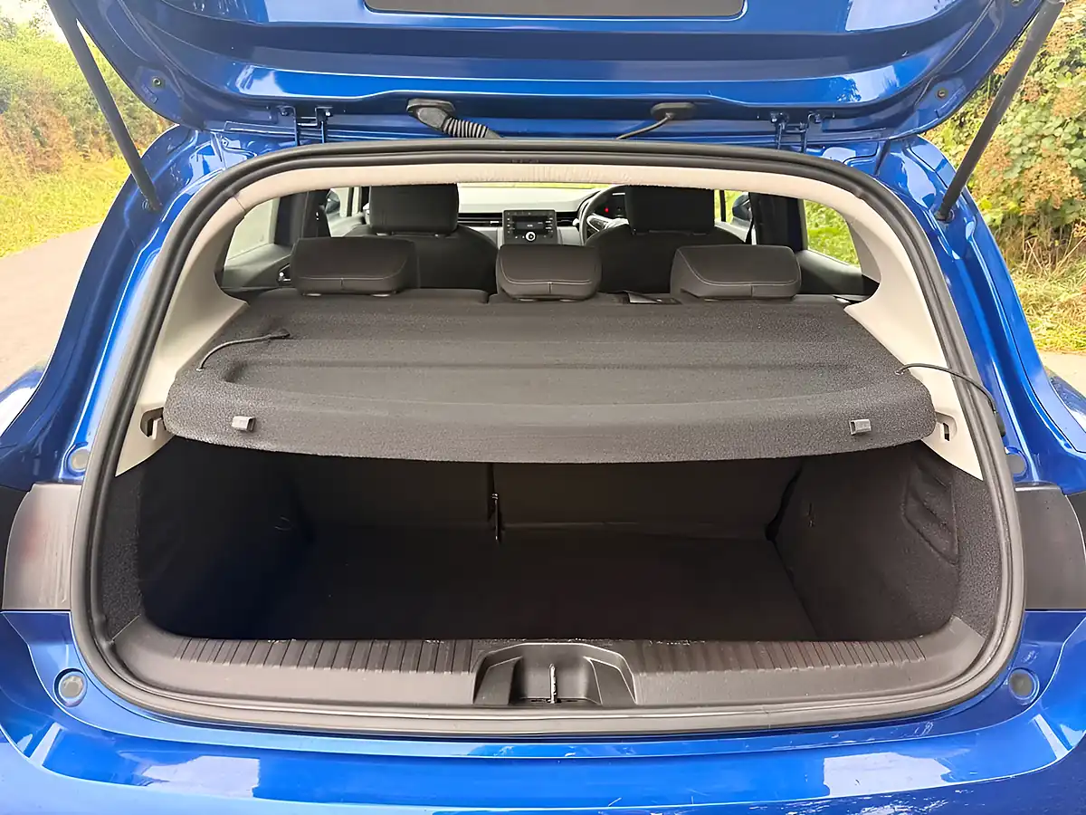 Used 2020 Renault Clio Play Blue - Interior and Exterior details 17