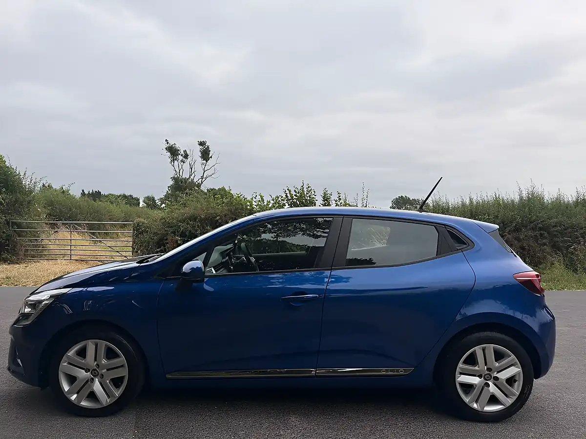 Used 2020 Renault Clio Play Blue - Interior and Exterior details 4
