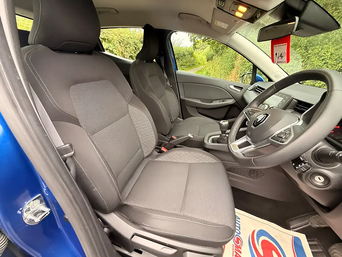 Used 2020 Renault Clio Play Blue - Interior and Exterior details 9