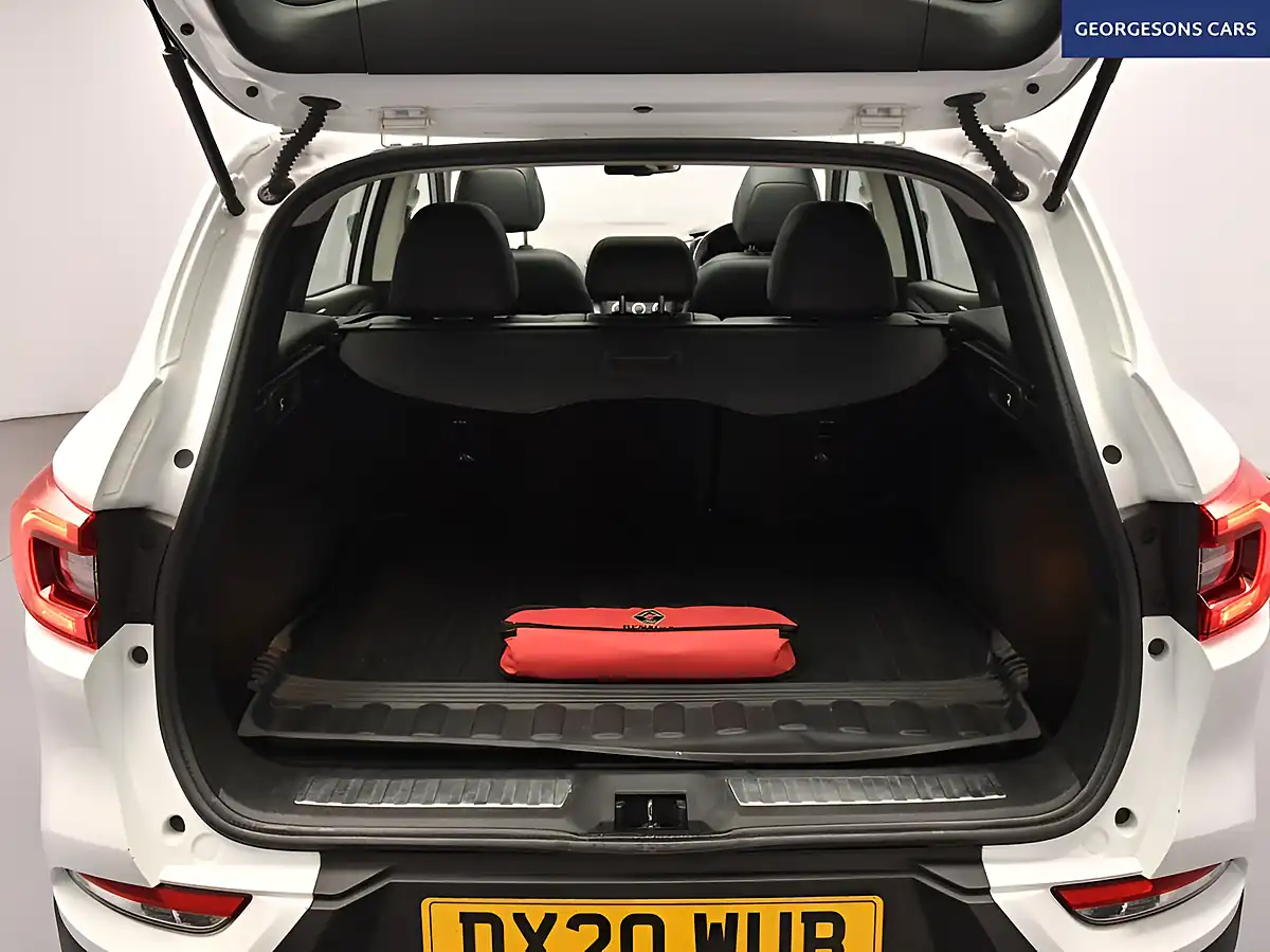 Used 2020 Renault Kadjar GT Line White - Interior and Exterior details 9