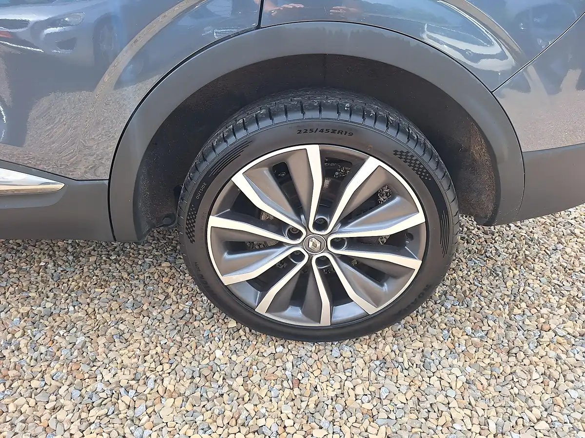 Used 2020 Renault Kadjar Iconic Grey - Interior and Exterior details 7