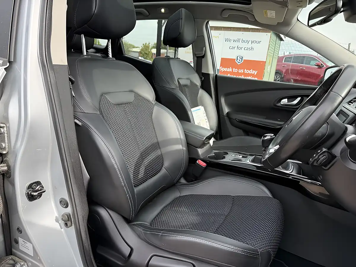 Used 2020 Renault Kadjar S Edition Grey - Interior and Exterior details 9