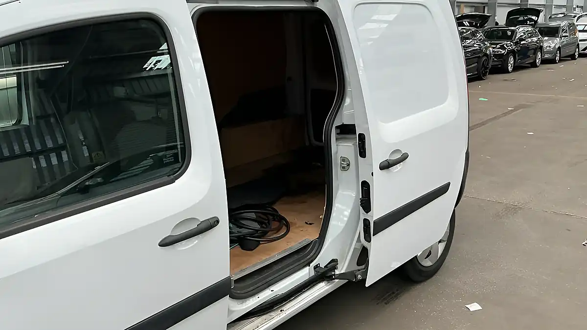 Used 2020 Renault Kangoo Maxi Business White - Interior and Exterior details 10
