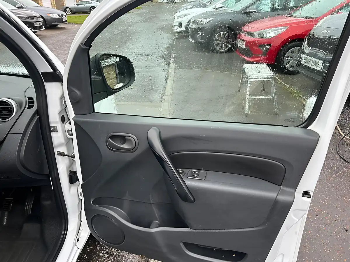 Used 2020 Renault Kangoo ML19 Business White - Interior and Exterior details 11